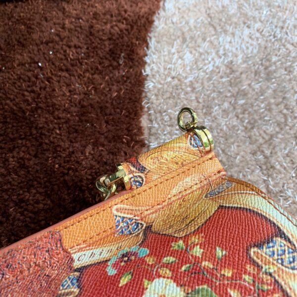 Dolce & Gabban Leather Print. Can be carried by strap or as a bag. Every time it is presented, there are always endless surprises of luxury.-25cm