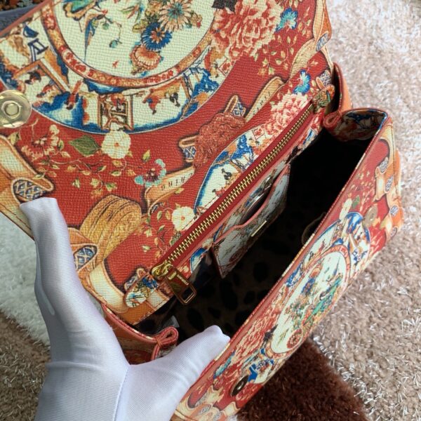 Dolce & Gabban Leather Print. Can be carried by strap or as a bag. Every time it is presented, there are always endless surprises of luxury.-25cm