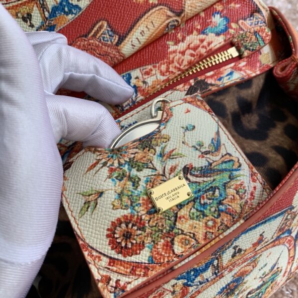 Dolce & Gabban Leather Print. Can be carried by strap or as a bag. Every time it is presented, there are always endless surprises of luxury.-25cm