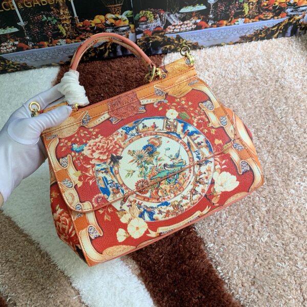 Dolce & Gabban Leather Print. Can be carried by strap or as a bag. Every time it is presented, there are always endless surprises of luxury.-25cm