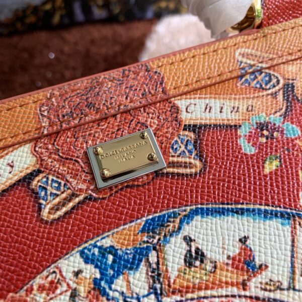 Dolce & Gabban Leather Print. Can be carried by strap or as a bag. Every time it is presented, there are always endless surprises of luxury.-25cm