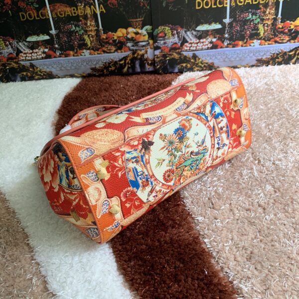 Dolce & Gabban Leather Print. Can be carried by strap or as a bag. Every time it is presented, there are always endless surprises of luxury.-25cm