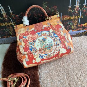 Dolce & Gabban Leather Print. Can be carried by strap or as a bag. Every time it is presented, there are always endless surprises of luxury.-25cm