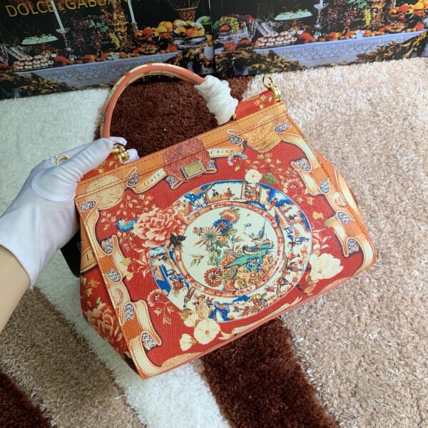 Dolce & Gabban Leather Print. Can be carried by strap or as a bag. Every time it is presented, there are always endless surprises of luxury.-25cm