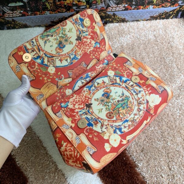 Dolce & Gabban Leather Print. Can be carried by strap or as a bag. Every time it is presented, there are always endless surprises of luxury.-25cm