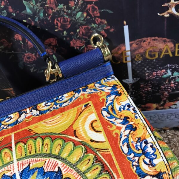 Dolce & Gabban Leather Print. Can be carried by strap or as a bag. Every time it is presented, there are always endless surprises of luxury.-25cm