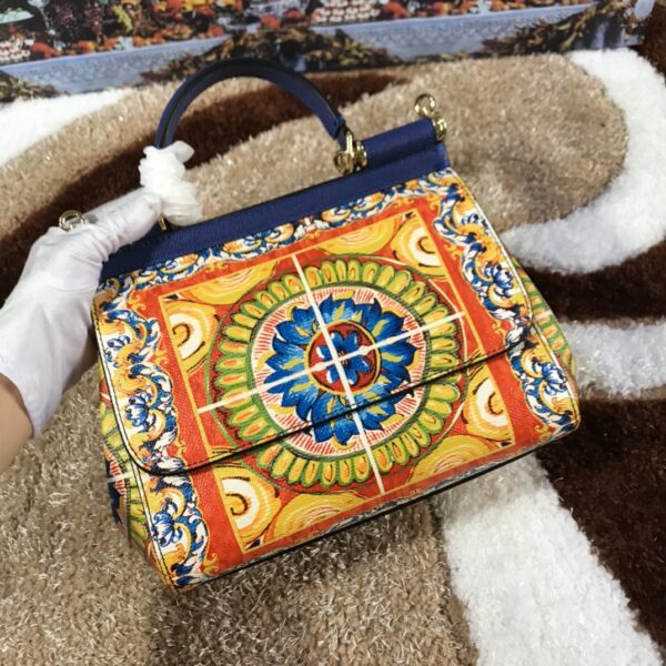 Dolce & Gabban Leather Print. Can be carried by strap or as a bag. Every time it is presented, there are always endless surprises of luxury.-25cm