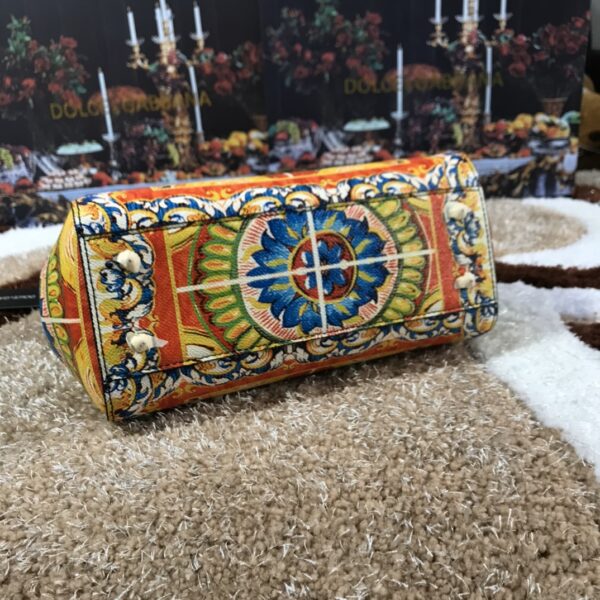 Dolce & Gabban Leather Print. Can be carried by strap or as a bag. Every time it is presented, there are always endless surprises of luxury.-25cm