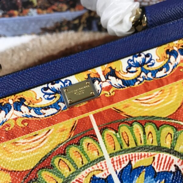 Dolce & Gabban Leather Print. Can be carried by strap or as a bag. Every time it is presented, there are always endless surprises of luxury.-25cm