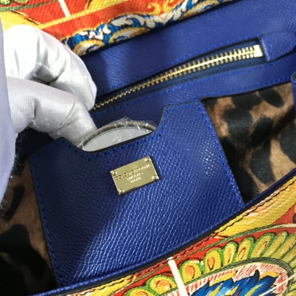 Dolce & Gabban Leather Print. Can be carried by strap or as a bag. Every time it is presented, there are always endless surprises of luxury.-25cm