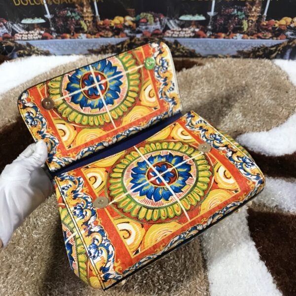 Dolce & Gabban Leather Print. Can be carried by strap or as a bag. Every time it is presented, there are always endless surprises of luxury.-25cm