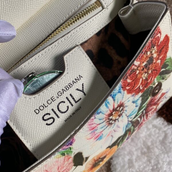 Dolce & Gabban Leather Print. Can be carried by strap or as a bag. Every time it is presented, there are always endless surprises of luxury.-25cm