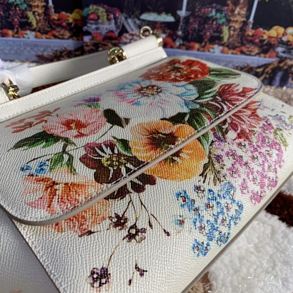 Dolce & Gabban Leather Print. Can be carried by strap or as a bag. Every time it is presented, there are always endless surprises of luxury.-25cm