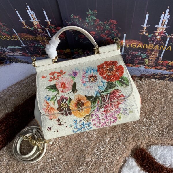 Dolce & Gabban Leather Print. Can be carried by strap or as a bag. Every time it is presented, there are always endless surprises of luxury.-25cm