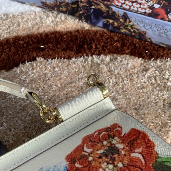 Dolce & Gabban Leather Print. Can be carried by strap or as a bag. Every time it is presented, there are always endless surprises of luxury.-25cm
