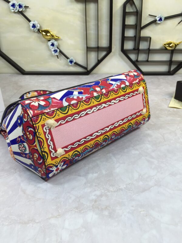 Dolce & Gabban Leather Print. Can be carried by strap or as a bag. Every time it is presented, there are always endless surprises of luxury.-25cm