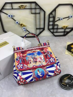 Dolce & Gabban Leather Print. Can be carried by strap or as a bag. Every time it is presented, there are always endless surprises of luxury.-25cm