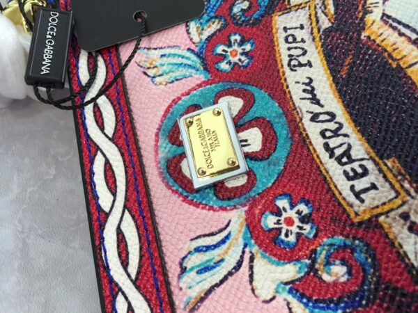 Dolce & Gabban Leather Print. Can be carried by strap or as a bag. Every time it is presented, there are always endless surprises of luxury.-25cm