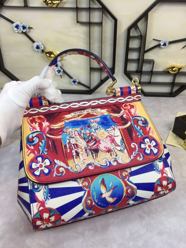 Dolce & Gabban Leather Print. Can be carried by strap or as a bag. Every time it is presented, there are always endless surprises of luxury.-25cm