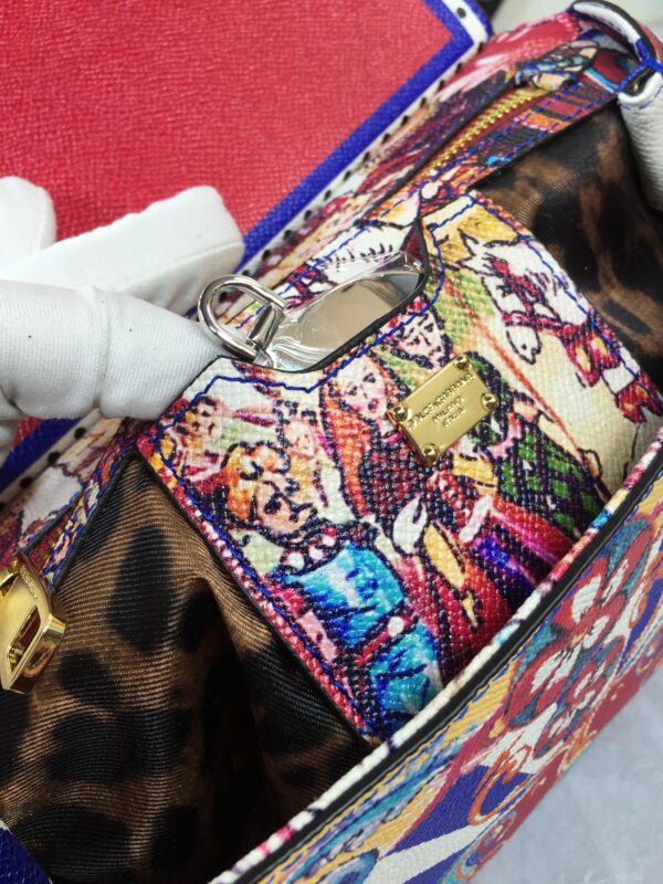 Dolce & Gabban Leather Print. Can be carried by strap or as a bag. Every time it is presented, there are always endless surprises of luxury.-25cm