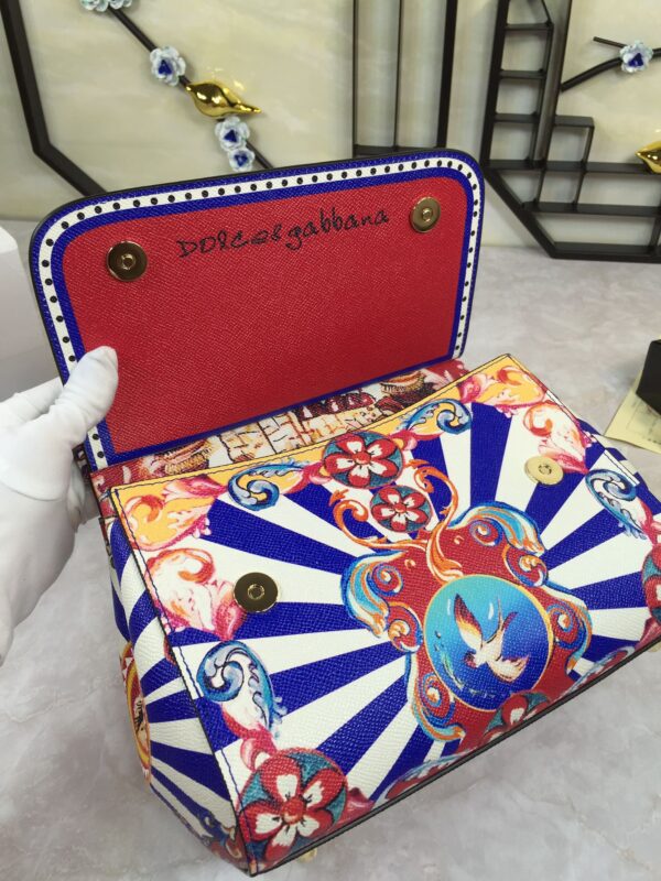 Dolce & Gabban Leather Print. Can be carried by strap or as a bag. Every time it is presented, there are always endless surprises of luxury.-25cm