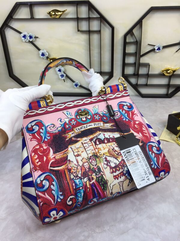 Dolce & Gabban Leather Print. Can be carried by strap or as a bag. Every time it is presented, there are always endless surprises of luxury.-25cm