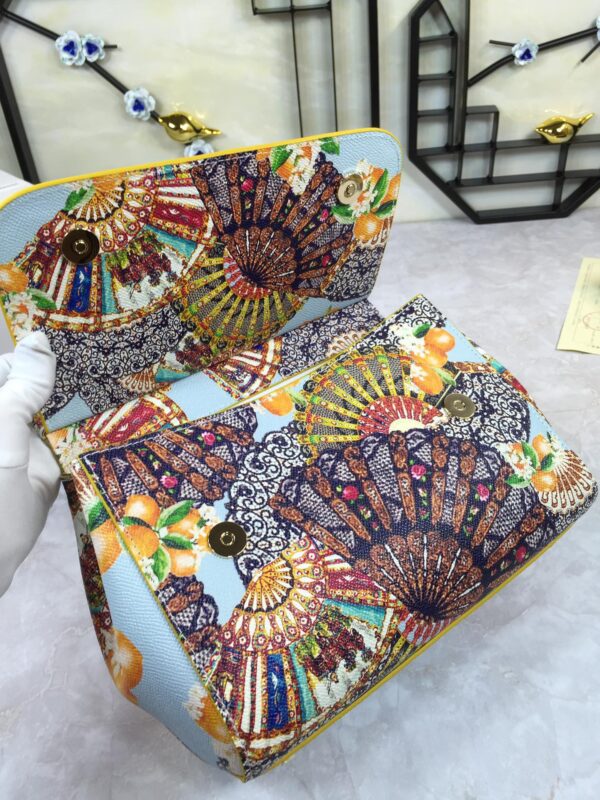Dolce & Gabban Leather Print. Can be carried by strap or as a bag. Every time it is presented, there are always endless surprises of luxury.-25cm
