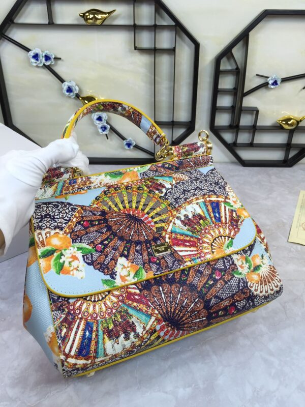 Dolce & Gabban Leather Print. Can be carried by strap or as a bag. Every time it is presented, there are always endless surprises of luxury.-25cm