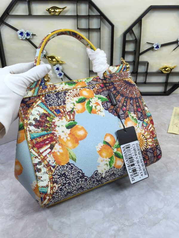 Dolce & Gabban Leather Print. Can be carried by strap or as a bag. Every time it is presented, there are always endless surprises of luxury.-25cm