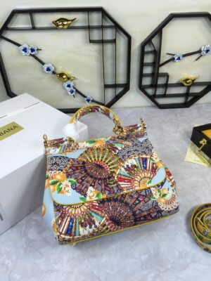 Dolce & Gabban Leather Print. Can be carried by strap or as a bag. Every time it is presented, there are always endless surprises of luxury.-25cm