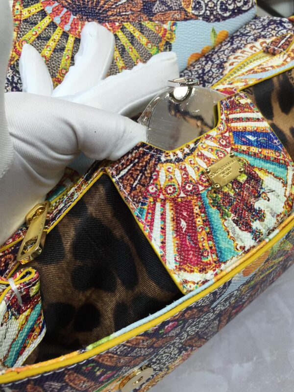 Dolce & Gabban Leather Print. Can be carried by strap or as a bag. Every time it is presented, there are always endless surprises of luxury.-25cm