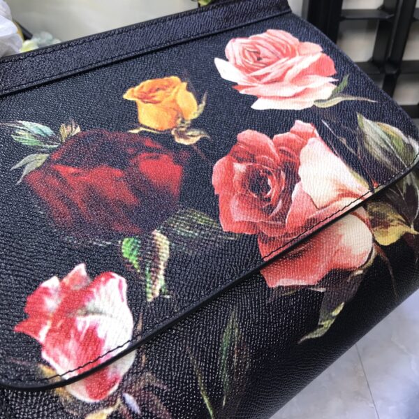 Dolce & Gabban Leather Print. Can be carried by strap or as a bag. Every time it is presented, there are always endless surprises of luxury.-25cm