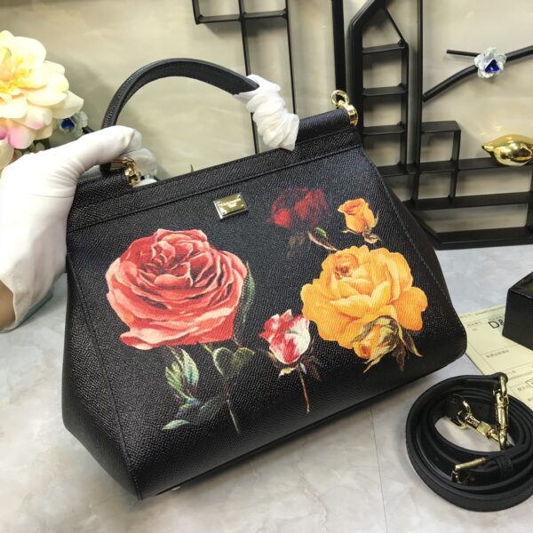 Dolce & Gabban Leather Print. Can be carried by strap or as a bag. Every time it is presented, there are always endless surprises of luxury.-25cm