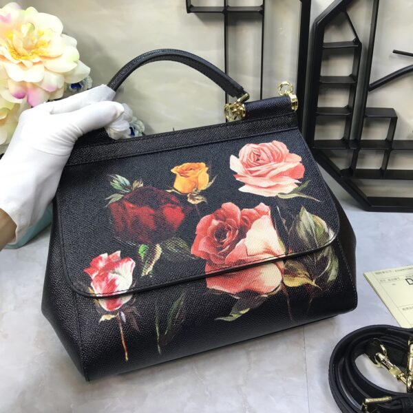 Dolce & Gabban Leather Print. Can be carried by strap or as a bag. Every time it is presented, there are always endless surprises of luxury.-25cm