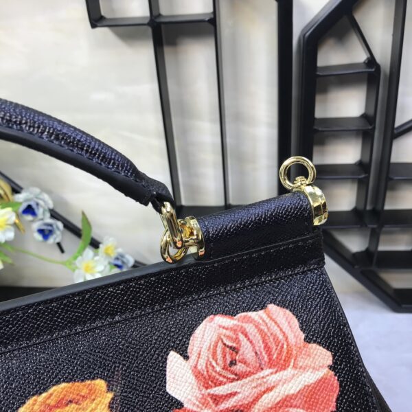 Dolce & Gabban Leather Print. Can be carried by strap or as a bag. Every time it is presented, there are always endless surprises of luxury.-25cm