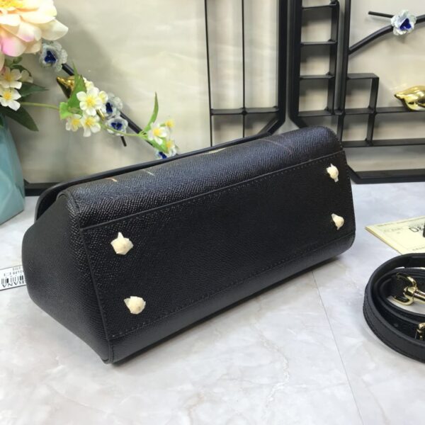 Dolce & Gabban Leather Print. Can be carried by strap or as a bag. Every time it is presented, there are always endless surprises of luxury.-25cm