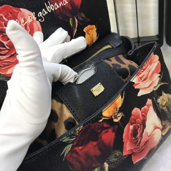 Dolce & Gabban Leather Print. Can be carried by strap or as a bag. Every time it is presented, there are always endless surprises of luxury.-25cm