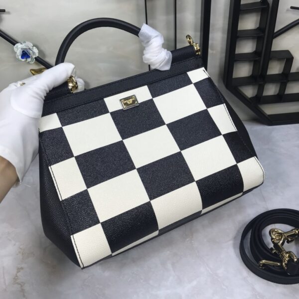 Dolce & Gabban Leather Print. Can be carried by strap or as a bag. Every time it is presented, there are always endless surprises of luxury.-25cm