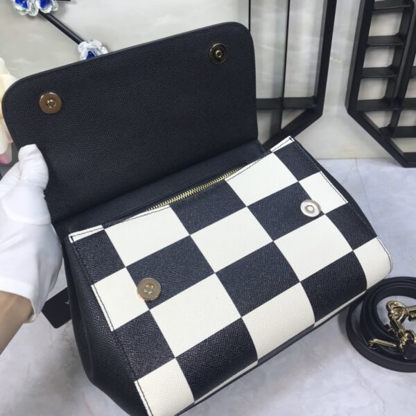 Dolce & Gabban Leather Print. Can be carried by strap or as a bag. Every time it is presented, there are always endless surprises of luxury.-25cm