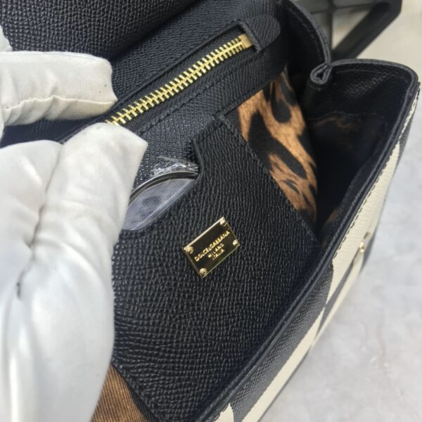 Dolce & Gabban Leather Print. Can be carried by strap or as a bag. Every time it is presented, there are always endless surprises of luxury.-25cm