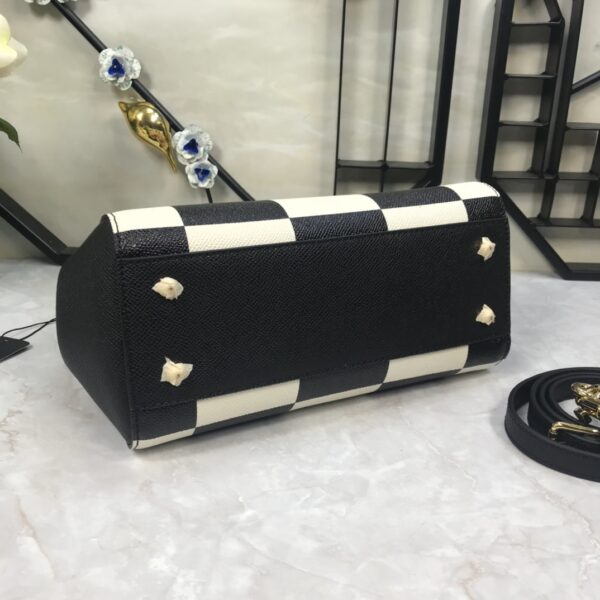 Dolce & Gabban Leather Print. Can be carried by strap or as a bag. Every time it is presented, there are always endless surprises of luxury.-25cm