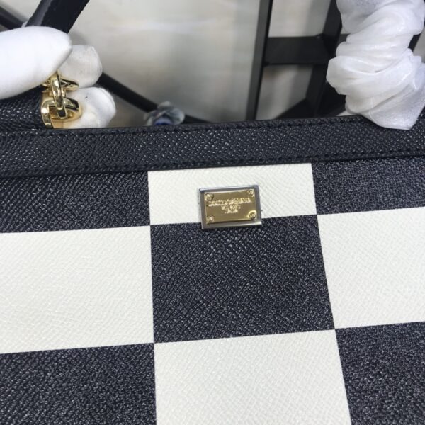 Dolce & Gabban Leather Print. Can be carried by strap or as a bag. Every time it is presented, there are always endless surprises of luxury.-25cm