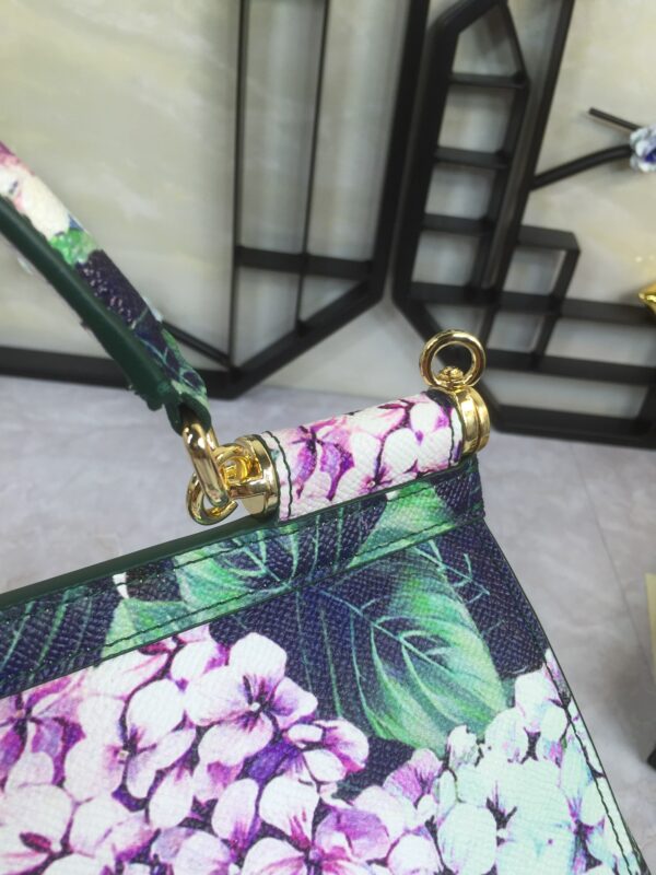 Dolce & Gabban Leather Print. Can be carried by strap or as a bag. Every time it is presented, there are always endless surprises of luxury.-25cm