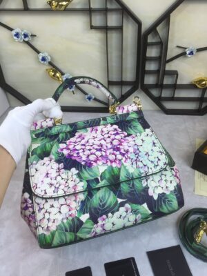 Dolce & Gabban Leather Print. Can be carried by strap or as a bag. Every time it is presented, there are always endless surprises of luxury.-25cm