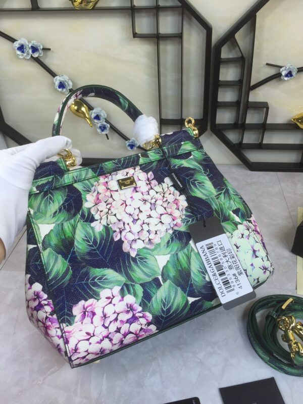 Dolce & Gabban Leather Print. Can be carried by strap or as a bag. Every time it is presented, there are always endless surprises of luxury.-25cm