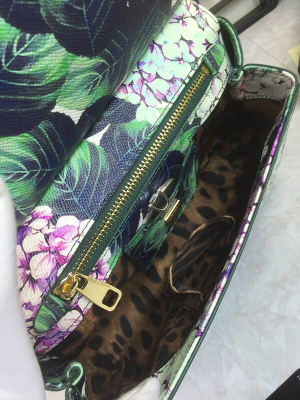 Dolce & Gabban Leather Print. Can be carried by strap or as a bag. Every time it is presented, there are always endless surprises of luxury.-25cm