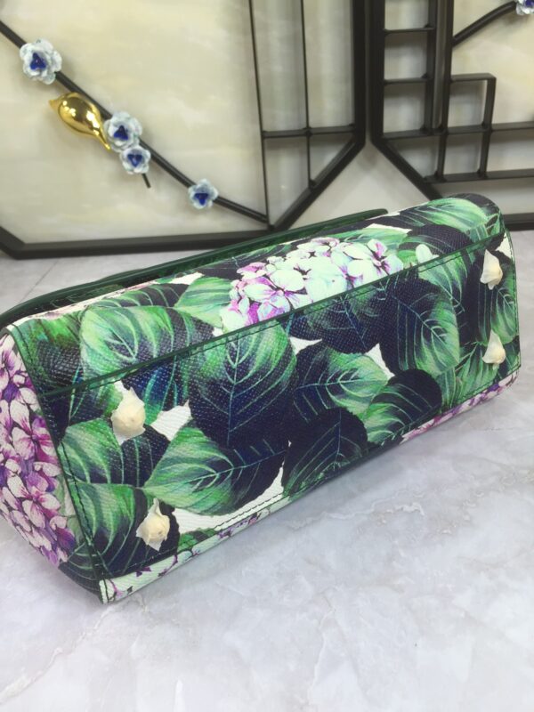 Dolce & Gabban Leather Print. Can be carried by strap or as a bag. Every time it is presented, there are always endless surprises of luxury.-25cm