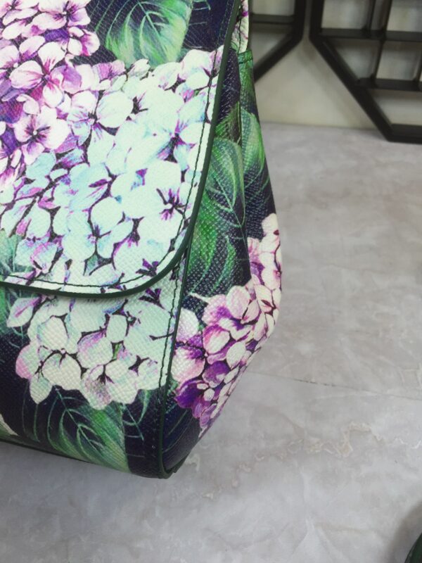 Dolce & Gabban Leather Print. Can be carried by strap or as a bag. Every time it is presented, there are always endless surprises of luxury.-25cm