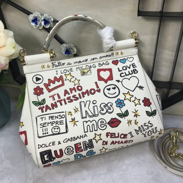 Dolce & Gabban Leather Print. Can be carried by strap or as a bag. Every time it is presented, there are always endless surprises of luxury.-25cm
