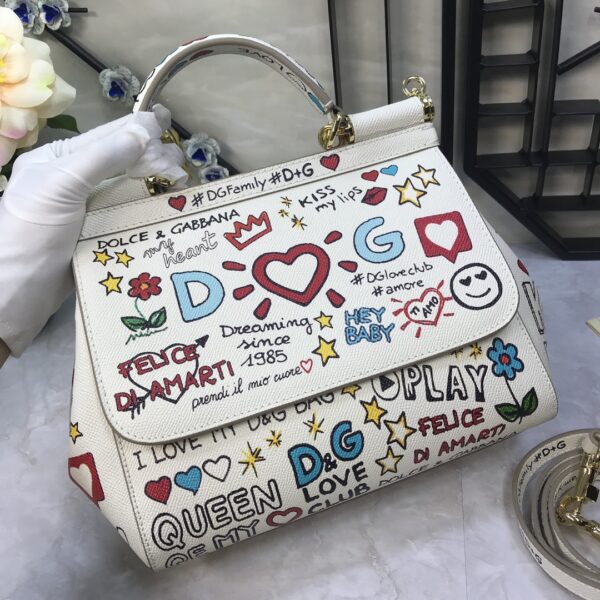Dolce & Gabban Leather Print. Can be carried by strap or as a bag. Every time it is presented, there are always endless surprises of luxury.-25cm